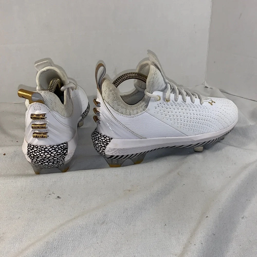 Under Armour Mens Harper 5 Low White/Gold Metal Baseball Cleats